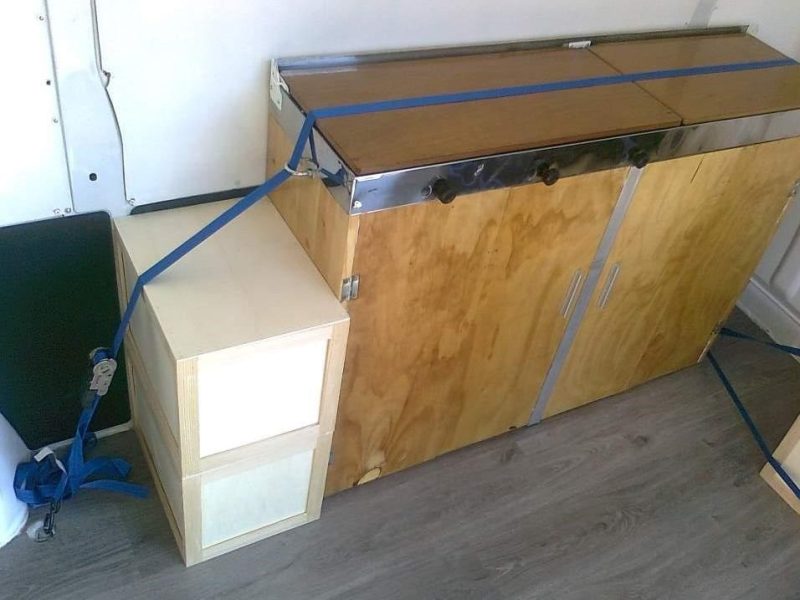 Muebles atados en camper